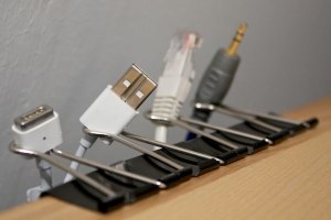 Как закрепить шнуры usb на столе?