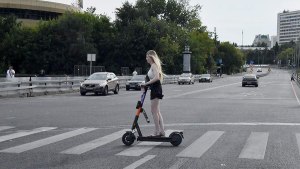 Эй, самокатчики, какого лешего вы не спешиваетесь на пешеходных переходах?