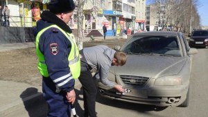 Почему водители часто ездят с грязными номерами и не хотят их протирать?