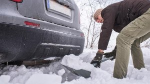 Как выезжать из сугроба, чтобы не повредить автомобиль?