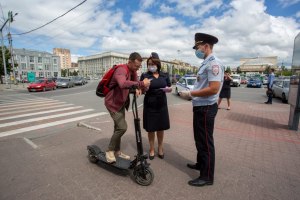 Почему люди ездят на моноколесе по проезжей части и без шлема?