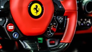 Почему повороты на Ferrari неуправляемые?