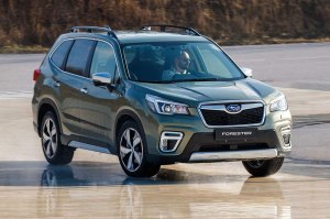 Какой трансмиссией оснащается Subaru Forester пятого поколения?