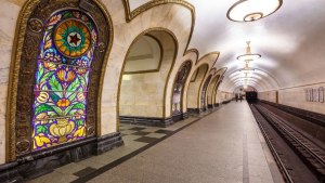 Как в Москве наз. двухуров. мост со станцией метро и прозрач. окнами?