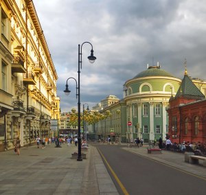 Для расширения какой улицы в Москве стали передвигать дома?