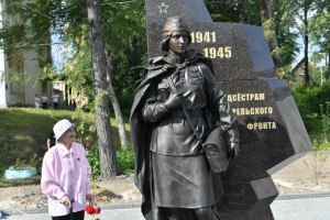 В каком "Городе-герое" установлен памятник фронтовой медсестре?