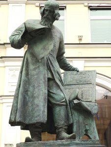Памятник какому создателю первой печатной книги 1574 г. есть в Москве?