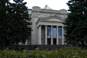 Как называется основная экспозиция Государственного музея им. А.С.Пушкина?