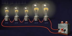 Какая вероятность того, что за год перегорит одна или две лампочки?