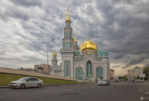 В каком веке в Москве было построено первое светское каменное здание?