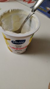 Почему нельзя сказать "This yoghurt tastes badly"? Когда употребляют badly?