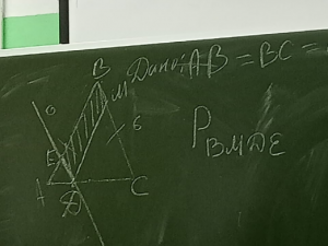 Как решить: На экзамене по геометрии школьник отвечает на один вопрос?